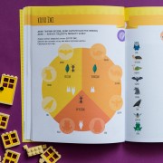 Монтессорі: світ досягнень. Моя перша книга з фантастичними наліпками. У саду