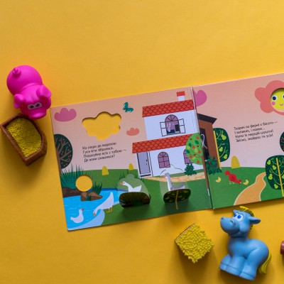 Книжка с окошками. Кто спрятался на ферме Книжка с окошками. Кто спрятался на ферме